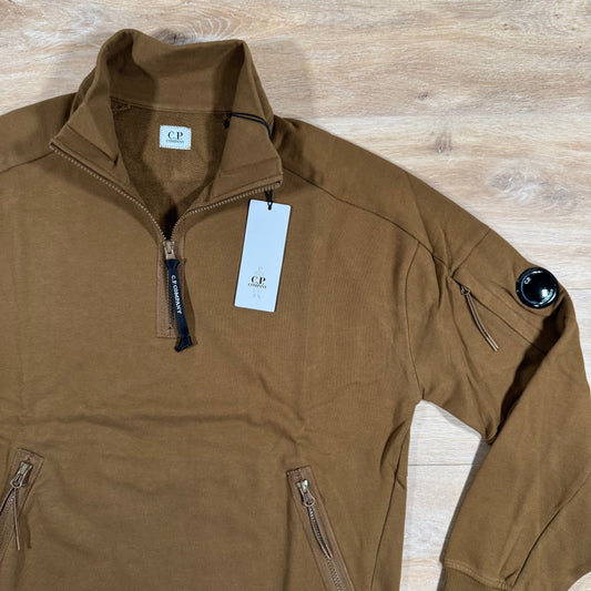 CP Company Diagonal Raised Half-Zipped Lens Sweatshirt in Toffee Castmark