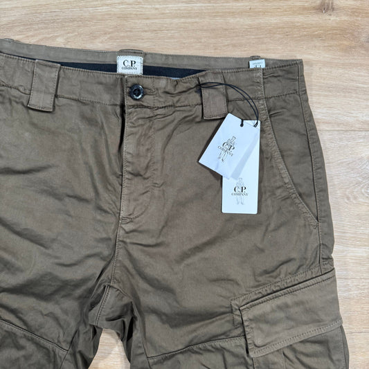 CP Company Stretch Sateen Lens Cargo Shorts in Ivy Green Castmark