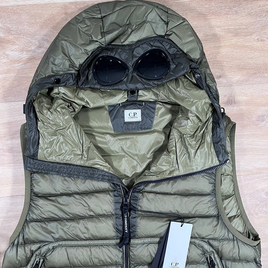 CP Company DD Shell Goggle Down Gilet in Elmwood Green Castmark