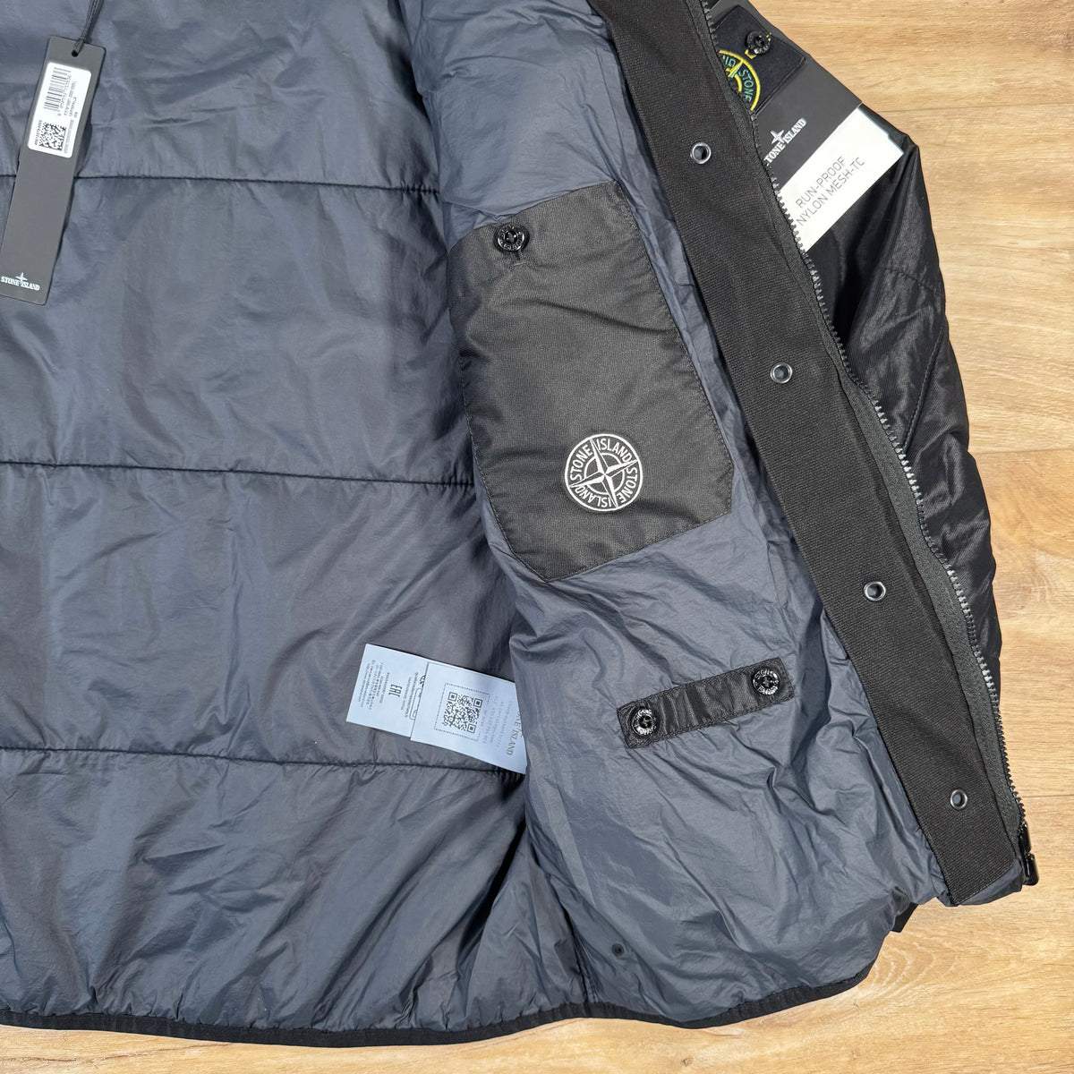 Stone Island Run-Proof Nylon Mesh-TC Reversible Jacket in Black Castmark