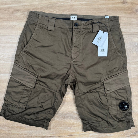 CP Company Stretch Sateen Lens Cargo Shorts in Ivy Green Castmark