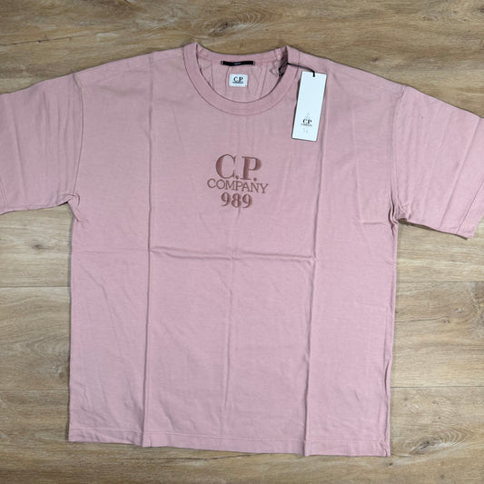 CP Company 20/1 Jersey Boxy Logo T-Shirt in Misty Rose - Pink Castmark