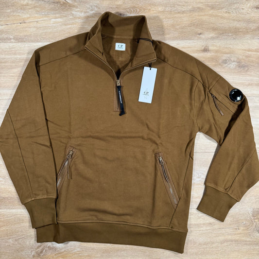 CP Company Diagonal Raised Half-Zipped Lens Sweatshirt in Toffee Castmark