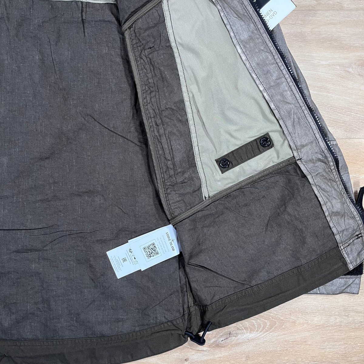 Stone Island Raw Linen Plated-OVD Jacket in Military Green Castmark