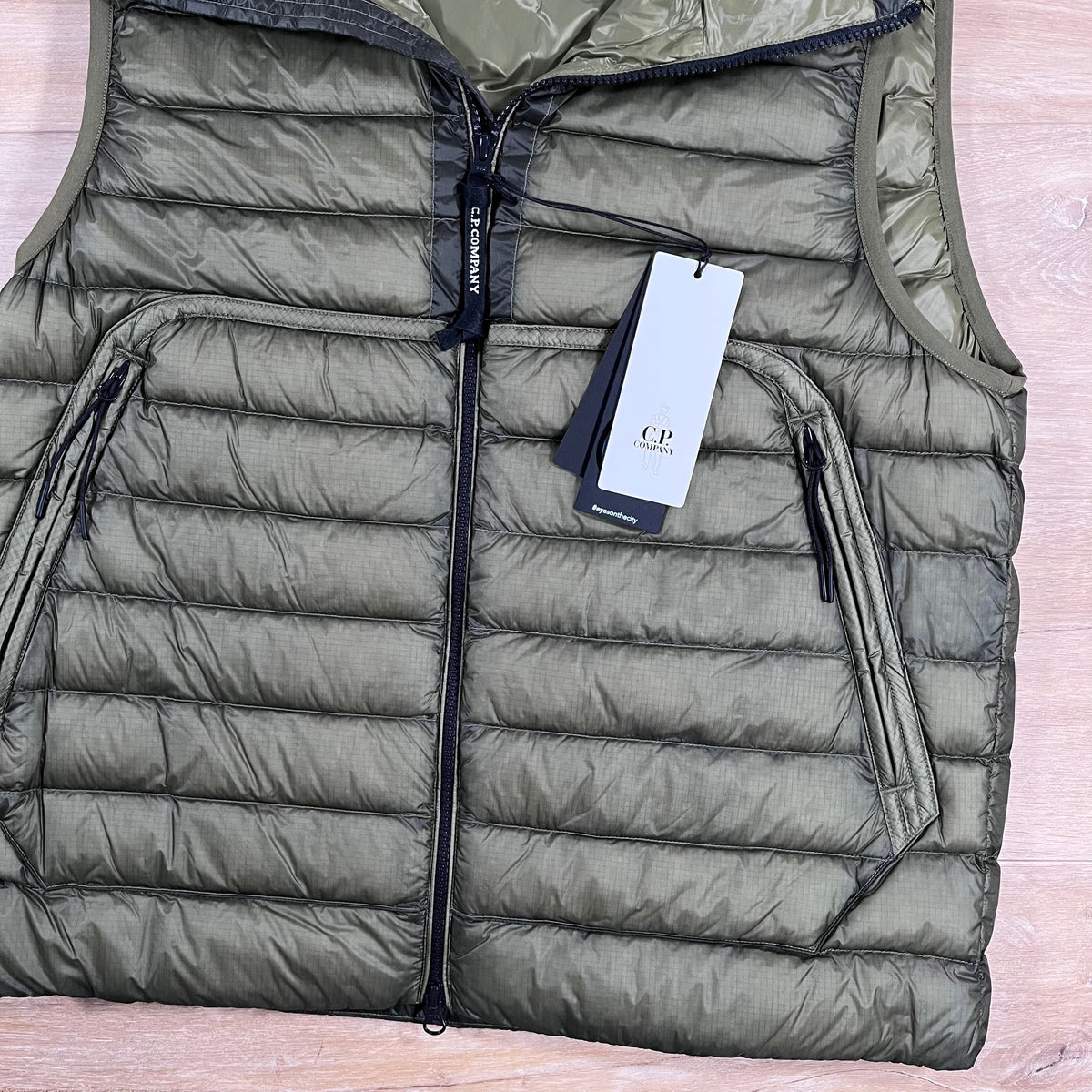 CP Company DD Shell Goggle Down Gilet in Elmwood Green Castmark